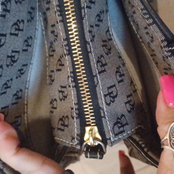 Classy Dooney & Bourke Signature Shoulder Bag - Picture 4 of 16